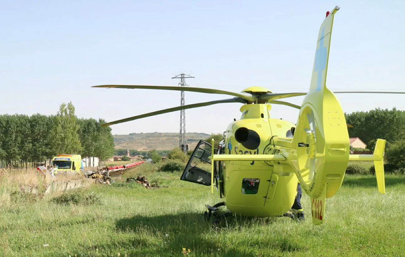 Un helicóptero del Sacyl, este miércoles, durante el accidente aéreo ocurrido en Villanueva del Condado.