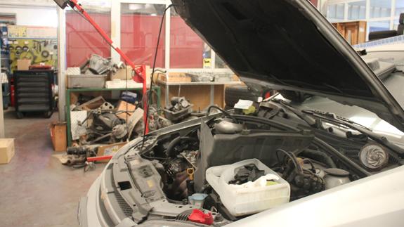 Imagen de un coche en reparación en el taller Carolina Motor