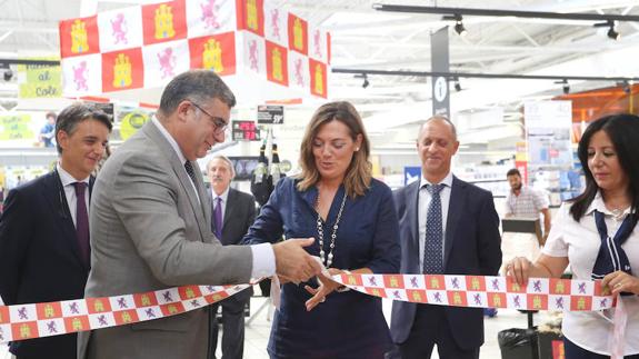 a consejera de Agricultura y Ganadería, Milagros Marcos, y el director regional de Carrefour, Gabriel García Aparicio.