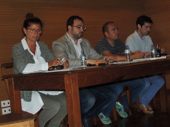 El presidente de Acom, Adrián Barbón; el del comité de Astur Leonesa, Juan Carlos Vega, y el alcalde de Degaña, José María Álvarez.