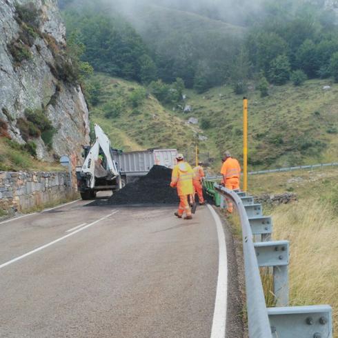 Diez encapuchados agreden a un transportista de carbón en San Isidro