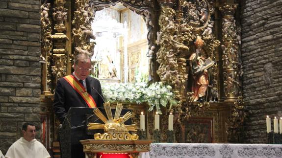 El alcalde de León durante las plegarias del Voto.