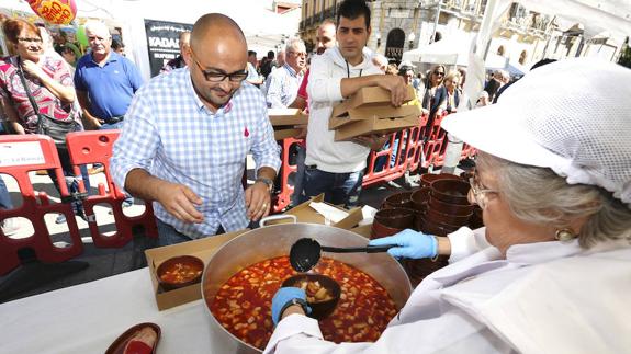 Los platos se sirvieron a buen ritmo en la Alubiada.