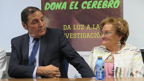 El consejero de Sanidad, Antonio María Sáez Aguado, junto a Mercedes García en rueda de prensa.
