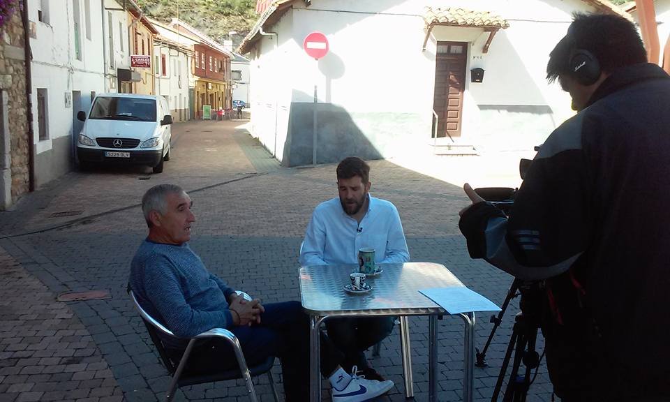 Un instante de la grabación del programa en la Plaza de la Iglesia de Ciñera.