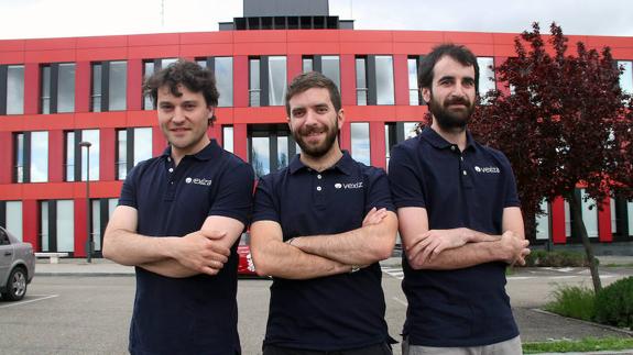 Tres jóvenes emprendedores de VEXIZA, ante el edificio CEBT