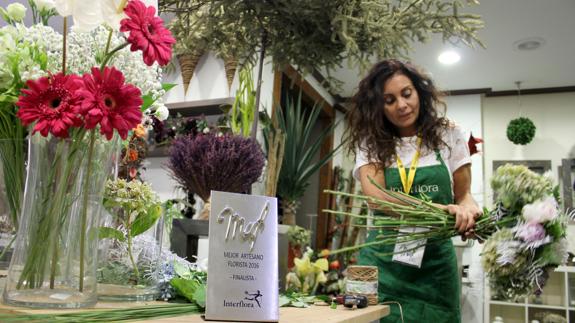 Natalia Crespo trabajando en su tienda de El Ejido.