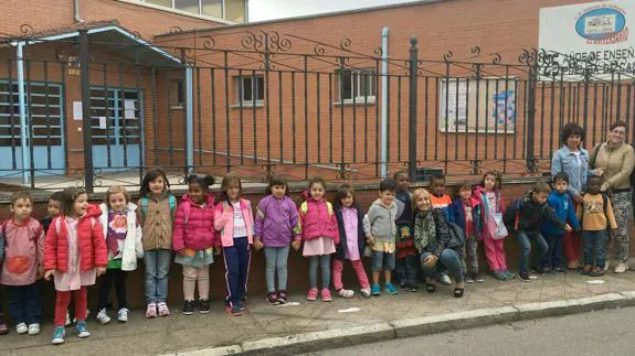 Niños del colegio en el que intervendrá el Ayuntamiento.