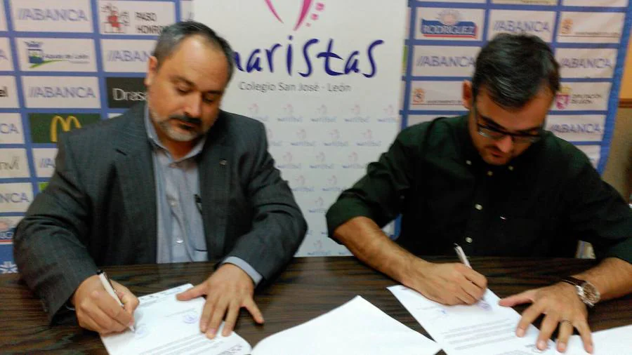 Javier García y René Mira suscriben el acuerdo de colaboración. 