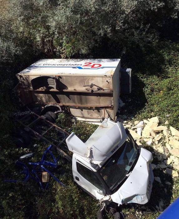 Estado del camión tras volcar por un terraplén. 