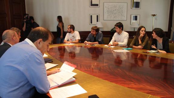 Reunión con los parlamentarios de Podemos. 