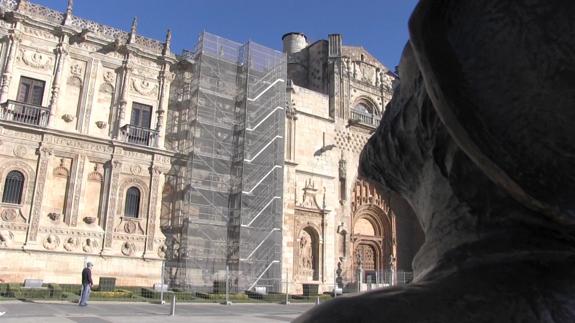 Andamiaje sobre la fachada de San Marcos.