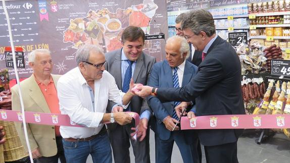 Corte de la cinta en el acto promocional de productos de León.