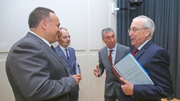 El presidente del Consejo de Cuentas, Jesús Encabo, (D) conversa con el presidente del Consejo Comarcal,  Gerardo Álvarez Courel, durante la jornada informativa desarrollada en Ponferrada.