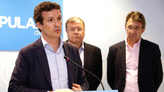 Pablo Casado comparece en la sede del PP, en presencia de Antonio Silván y Juan Martínez Majo. 