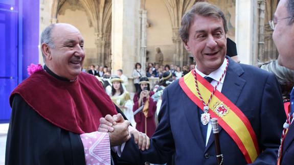 Los dos contendientes se felicitan tras la batalla dialéctica.