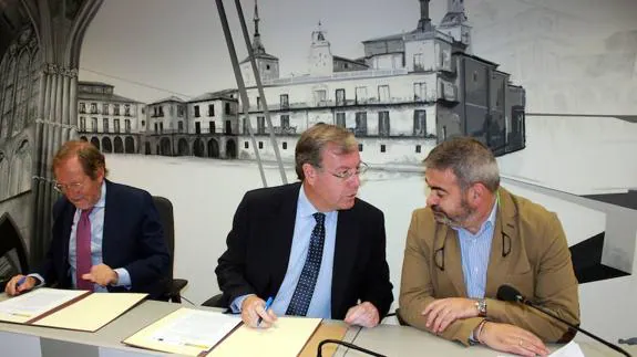 José Ramón Álvarez, Antonio Silván y Justo Fernández, en la firma del acuerdo. 