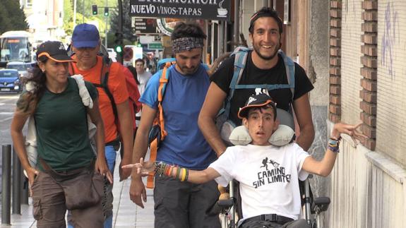 Juan Luis y Oliver en su llegada a León.