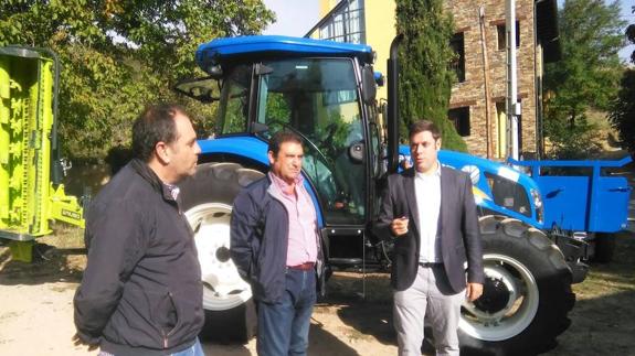 El concejal de Medio Rural, Iván Alonso, presentó en Otero la nueva maquinaria.