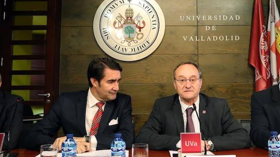 El consejero de Fomento y Medio Ambiente, Juan Carlos Suárez-Quiñones y el rector de la Universidad de Valladolid, Daniel Miguel San José.