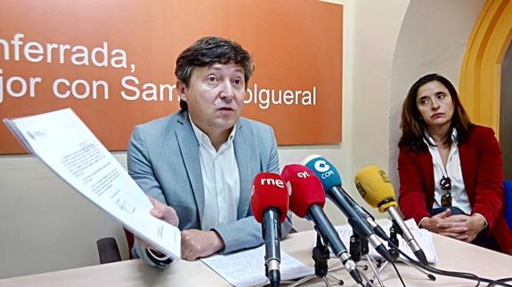 El portavoz municipal de USE, Samuel Folgueral, muestra la resolución del Consultivo.