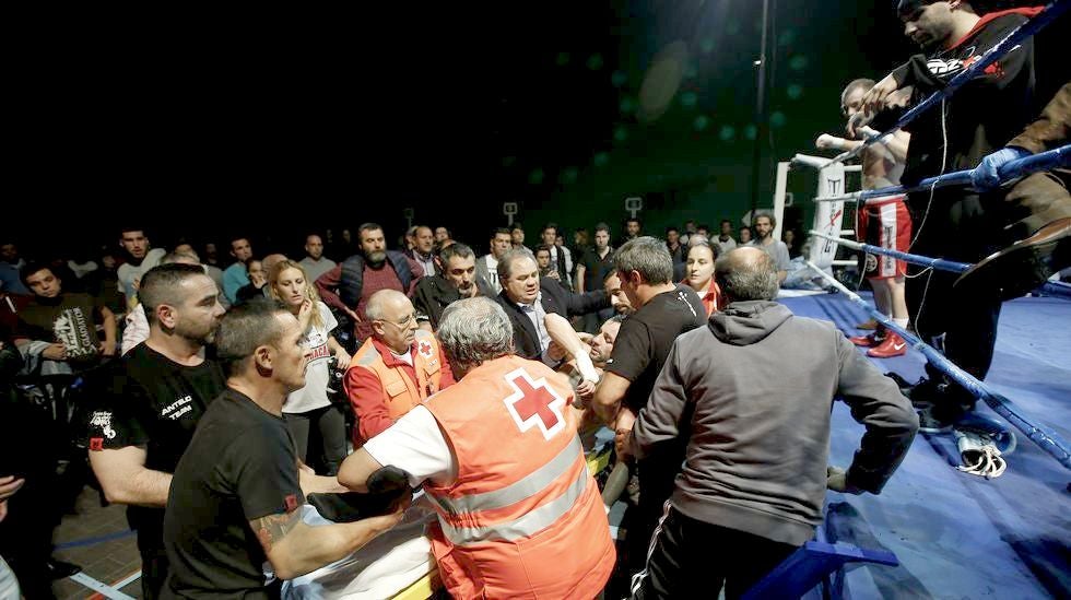 Momento en el que el púgil es retirado del ring. 