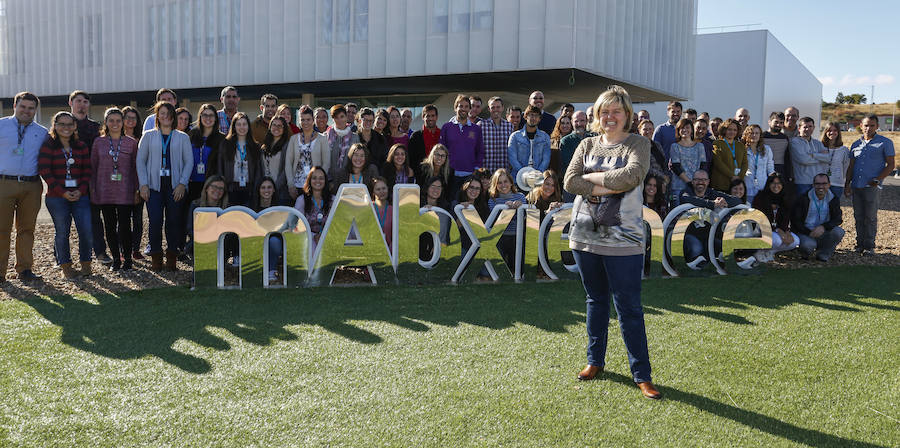 La directora de la planta mAbxience en León, Luisa Amoedo, junto a toda la plantilla. 