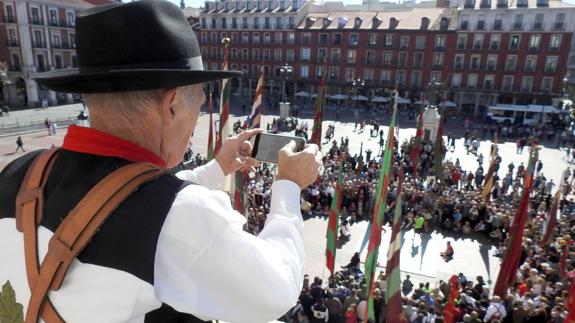 Uno de los participantes en la marcha toma fotografías de los pendones desde el Aytuntamiento de Valladolid.