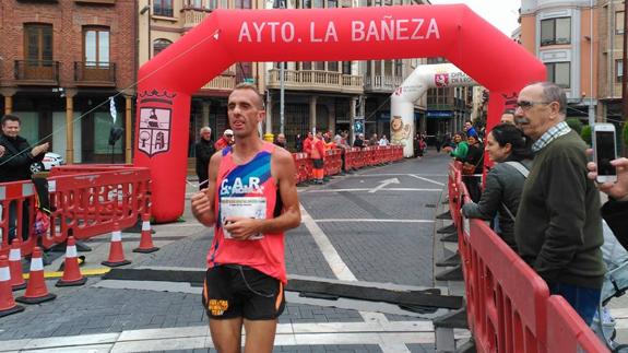 Sergio Sánchez tras cruzar la línea de meta.