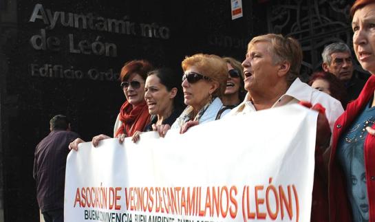 Manifestantes a las puertas del Ayuntamiento. 