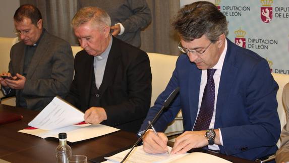 Marcos Lobato y Juan Martinez Majo, durante la firma de los convenios.