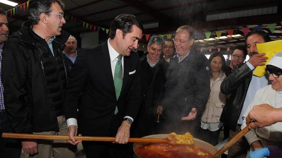 El consejero de Fomento y Medio Ambiente inaugura la XI Feria de la Patata de Chozas de Abajo acompañado por el alcalde de León y el presidente de la Diputación. 