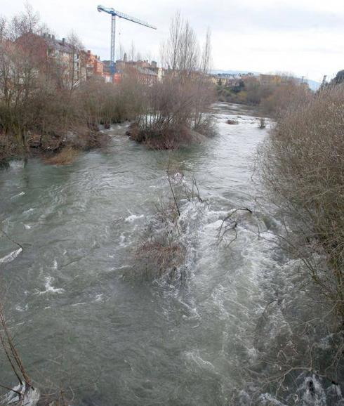 Imagen de la crecida del río Sil a su paso por Ponferrada. 