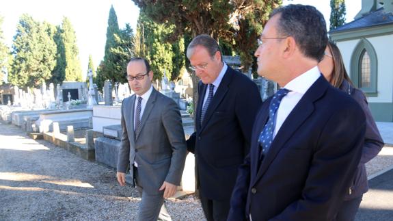 El alcalde visita el cementerio.