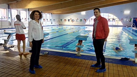 La alcaldesa y el concejal de Deportes recibieron este jueves la puesta en marcha de las piscinas del campus.