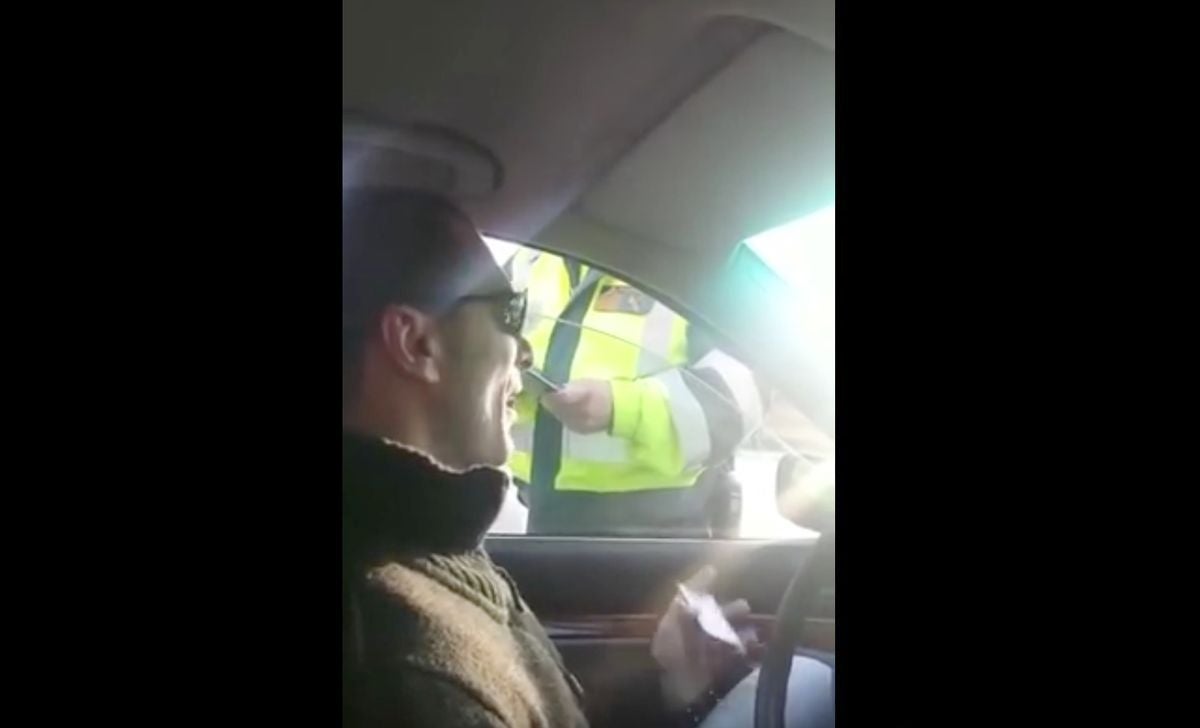Imagen del conductor durante su conversación con la Guardia Civil.