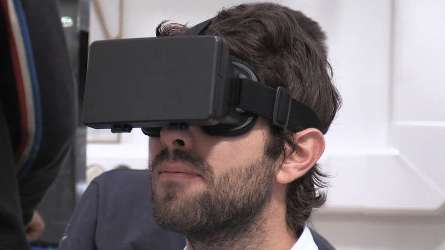 Un joven prueba unas gafas de realidad virtual. 