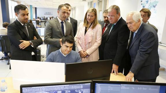 Las autoridades políticas visitan las instalaciones de Tresca Ingeniería. 