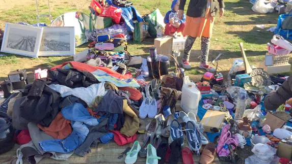 El negocio de la ropa donada por solidaridad llega al Rastro de León, donde  es vendida y abandonada | leonoticias