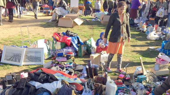 La ropa donada por solidaridad llega al Rastro, donde es vendida y en su defecto abandonada.