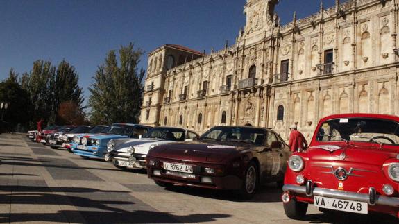 Vehículos clásicos junto a San Marcos. 