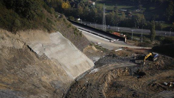 Uno de los muros de contención de hormigón completamente reventado en la ladera de La Argaxá, junto al trazado ferroviario de la variante de Pajares. 