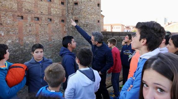 Los escolares atienden a las explicaciones del guía en Puerta Castillo.