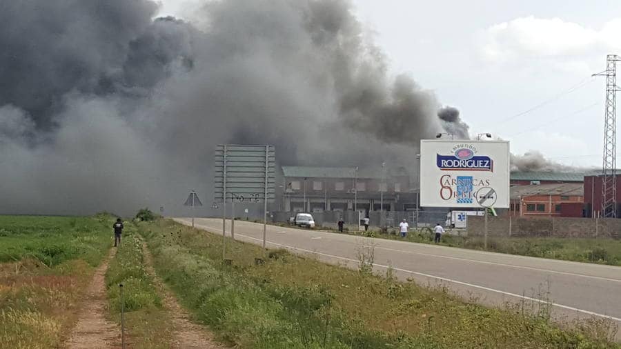 Instante del incendio en la fábrica de esta compañía.