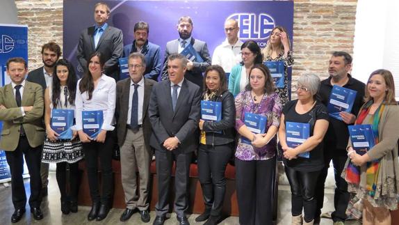 Los emprendedores posan con sus diplomas en el Palacio del Conde Luna. 