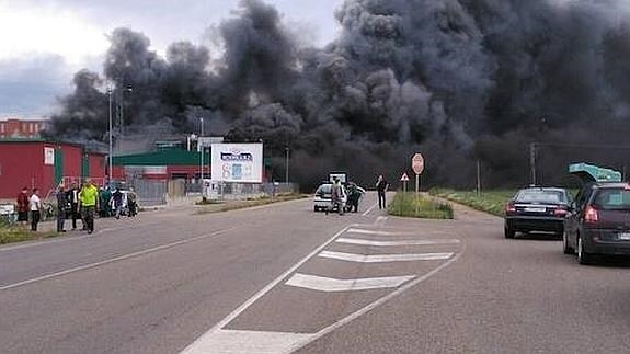 Imagen del incendio de la planta de Embutidos Rodríguez en Soto de la Vega.