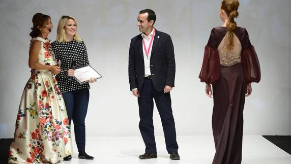 Beatriz Suarez recibió el premio D.O. Ribera del Duero de manos del director general de la denominación, Miguel Sanz. 