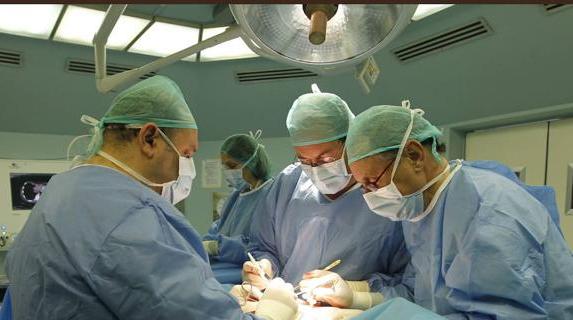 Intervención en un quirófano del Hospital Clínico de Valladolid.