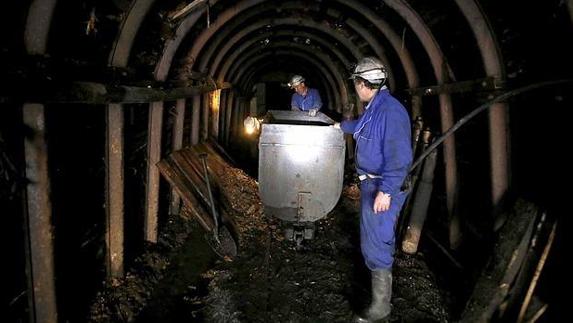 Dos mineros en una galería.