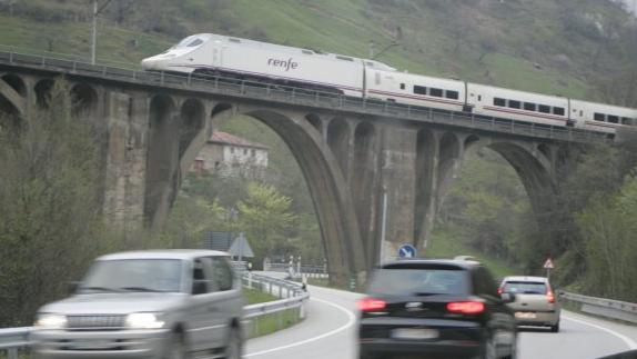 Un Alvia circula por el vetusto trazado ferroviario entre Campomanes y Puente de los Fierros. 